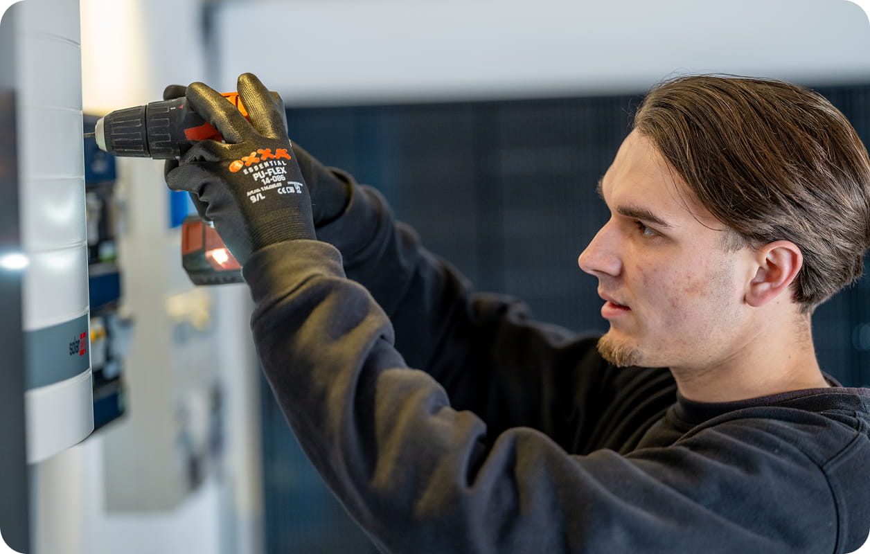 installateur bezig met thuisbatterij in Horst